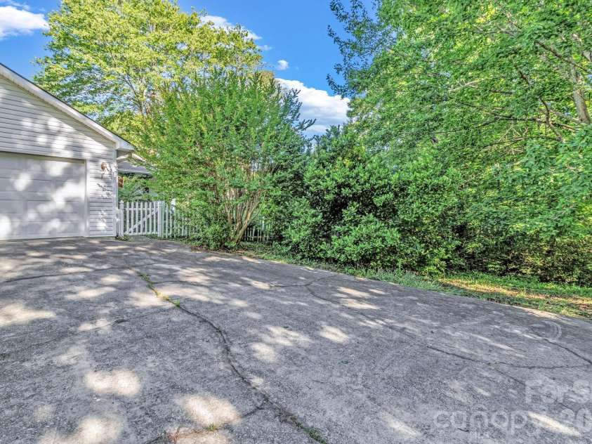 105 Amelia Drive, Hendersonville, NC 28792.  MLS# CAR4381021, YatesRealty ID 24335. 