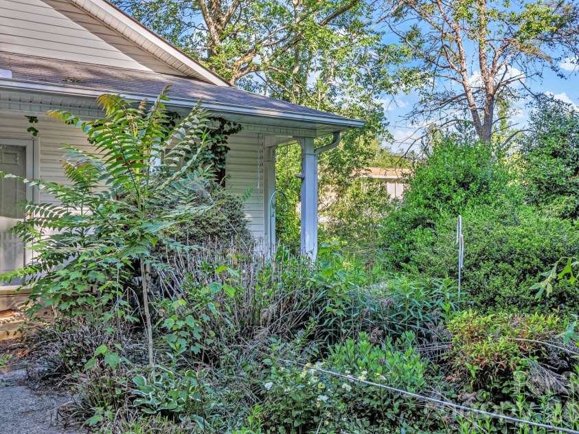 105 Amelia Drive, Hendersonville, NC 28792.  MLS# CAR4381021, YatesRealty ID 24335. 