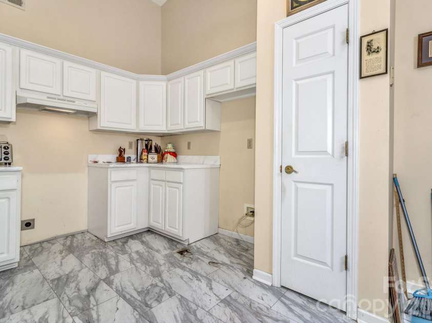 105 Amelia Drive, Hendersonville, NC 28792.  MLS# CAR4381021, YatesRealty ID 24335. 