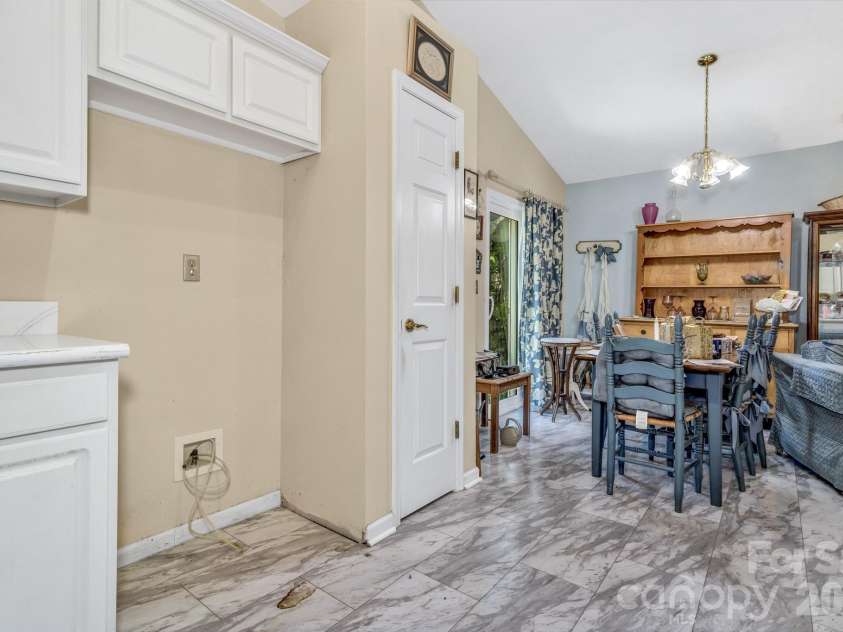 105 Amelia Drive, Hendersonville, NC 28792.  MLS# CAR4381021, YatesRealty ID 24335. 