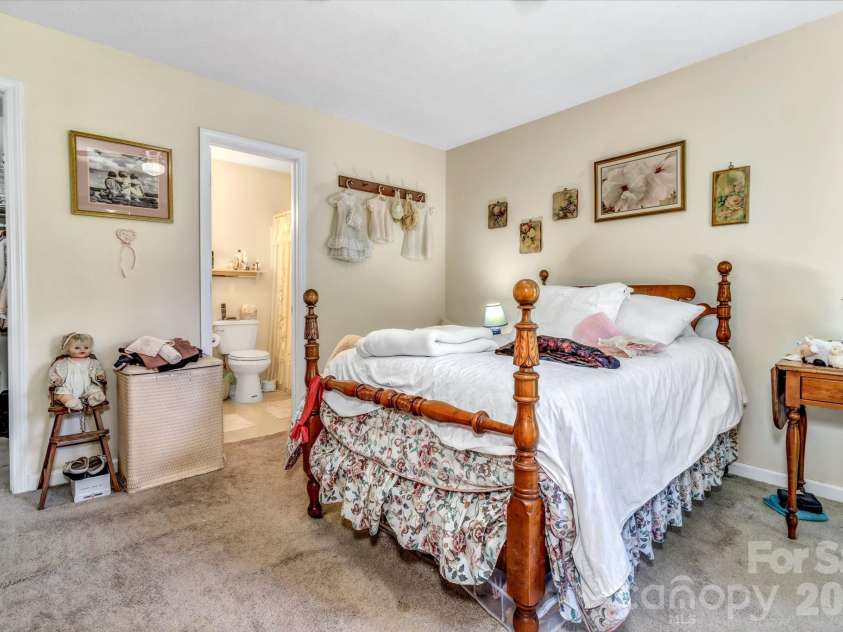 105 Amelia Drive, Hendersonville, NC 28792.  MLS# CAR4381021, YatesRealty ID 24335. 