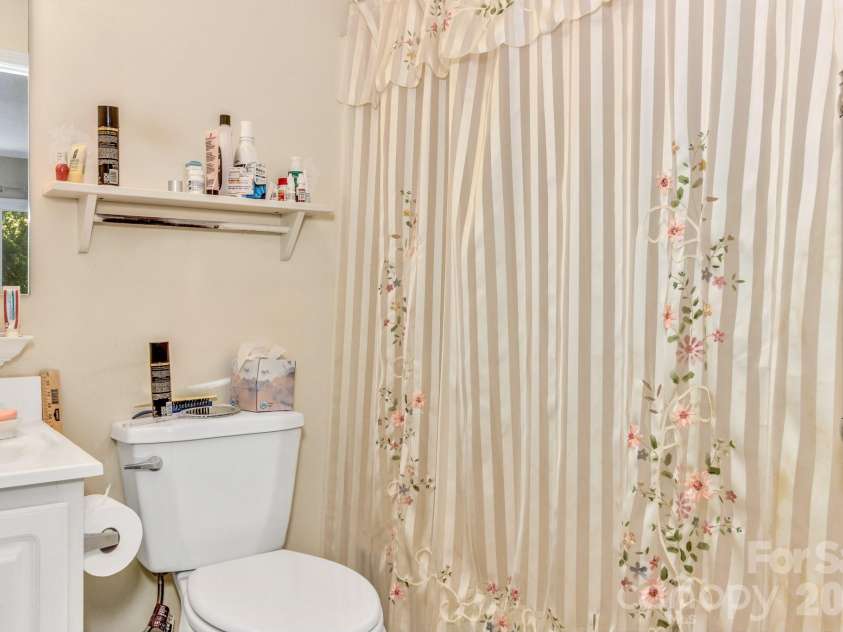 105 Amelia Drive, Hendersonville, NC 28792.  MLS# CAR4381021, YatesRealty ID 24335. 