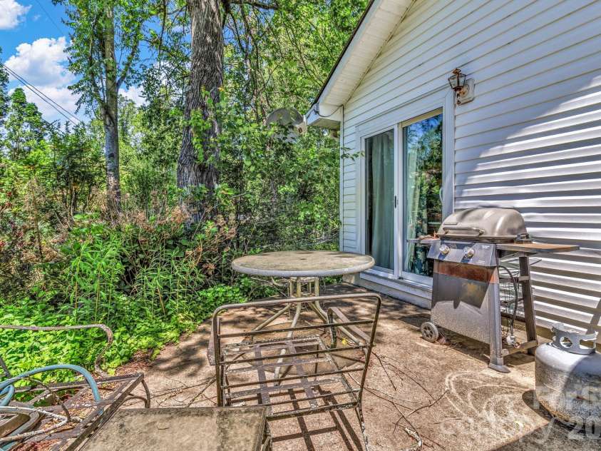 105 Amelia Drive, Hendersonville, NC 28792.  MLS# CAR4381021, YatesRealty ID 24335. 