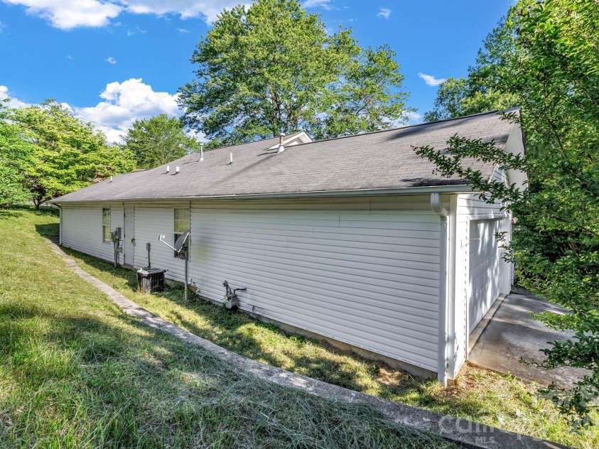 105 Amelia Drive, Hendersonville, NC 28792.  MLS# CAR4381021, YatesRealty ID 24335. 