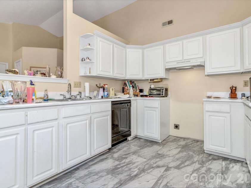 105 Amelia Drive, Hendersonville, NC 28792.  MLS# CAR4381021, YatesRealty ID 24335. Open kitchen