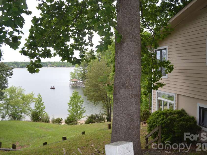 17701 Burnt Hickory Drive, Charlotte, NC 28278.  MLS# CAR4379165, YatesRealty ID 24336. 