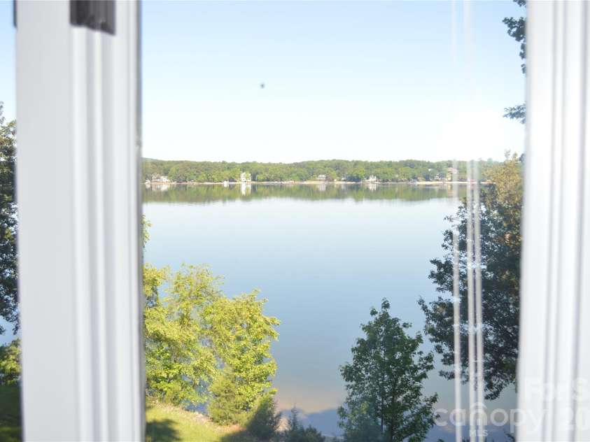17701 Burnt Hickory Drive, Charlotte, NC 28278.  MLS# CAR4379165, YatesRealty ID 24336. 