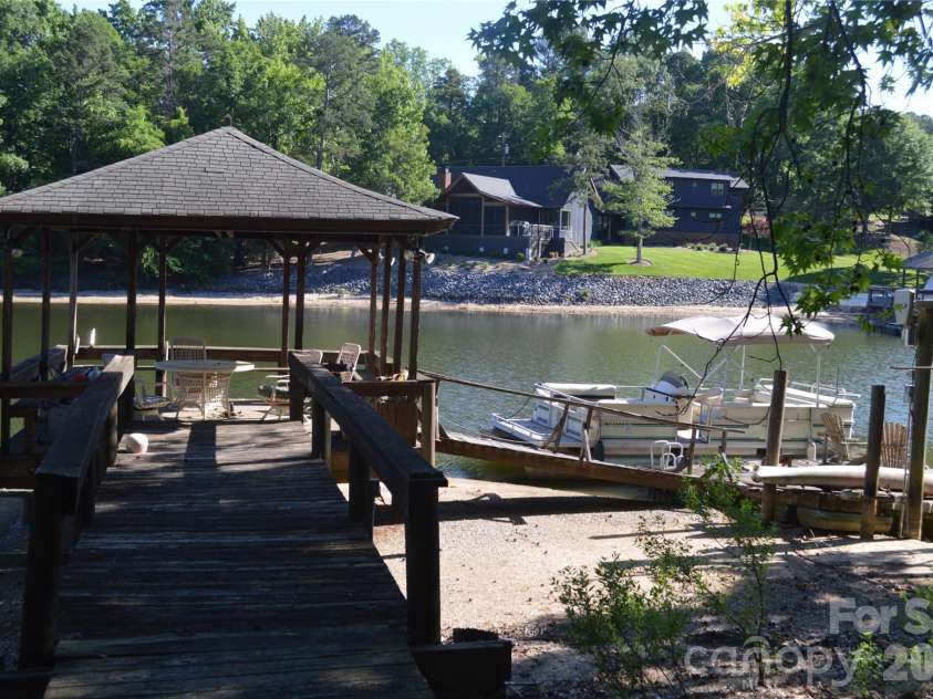 17701 Burnt Hickory Drive, Charlotte, NC 28278.  MLS# CAR4379165, YatesRealty ID 24336. 