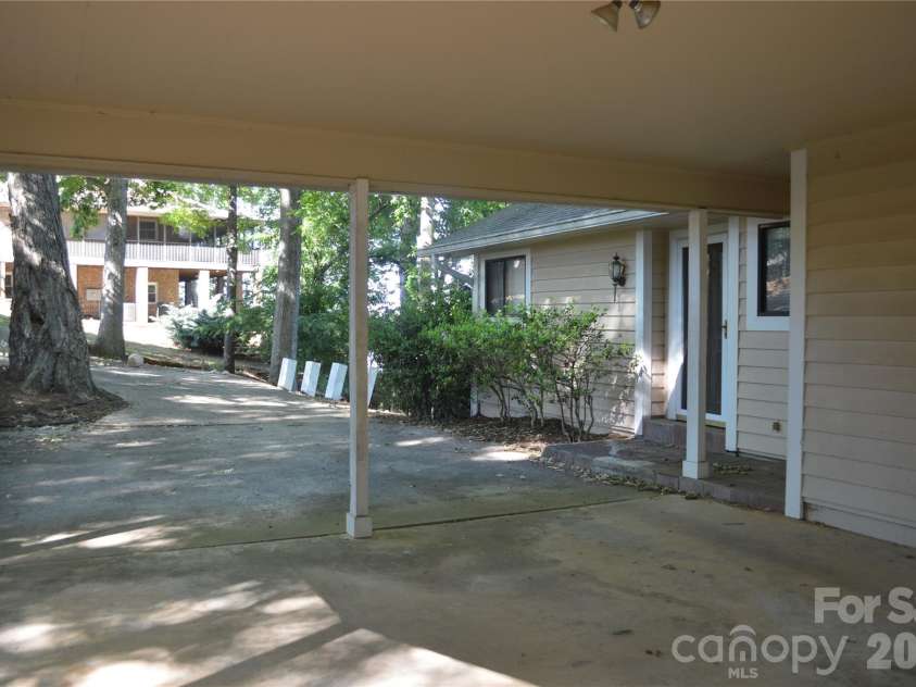 17701 Burnt Hickory Drive, Charlotte, NC 28278.  MLS# CAR4379165, YatesRealty ID 24336. 
