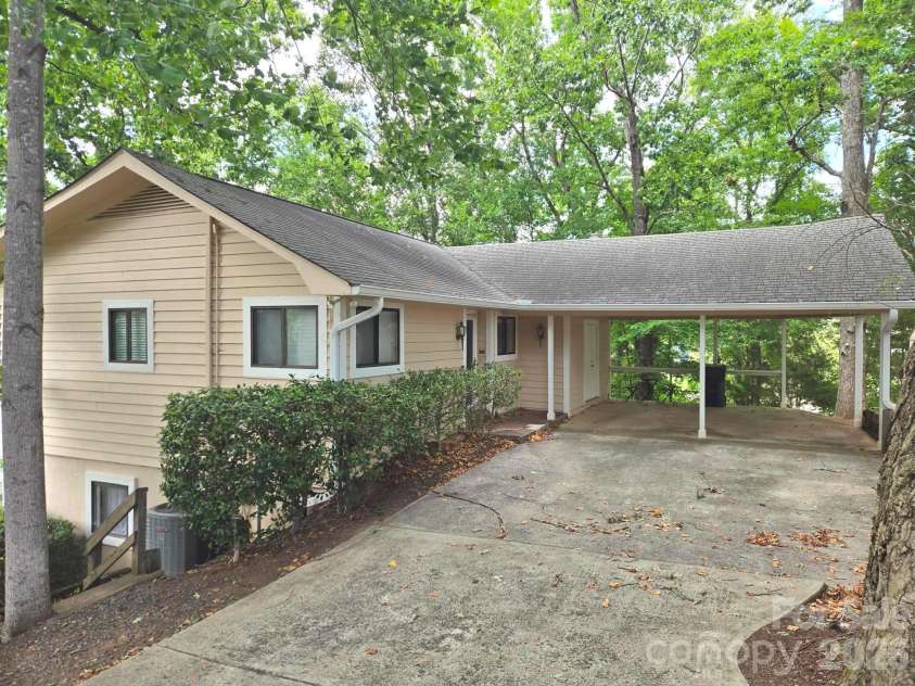 17701 Burnt Hickory Drive, Charlotte, NC 28278.  MLS# CAR4379165, YatesRealty ID 24336. 