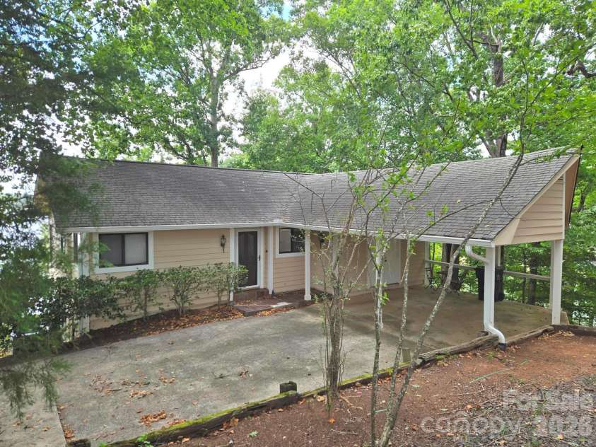 17701 Burnt Hickory Drive, Charlotte, NC 28278.  MLS# CAR4379165, YatesRealty ID 24336. 