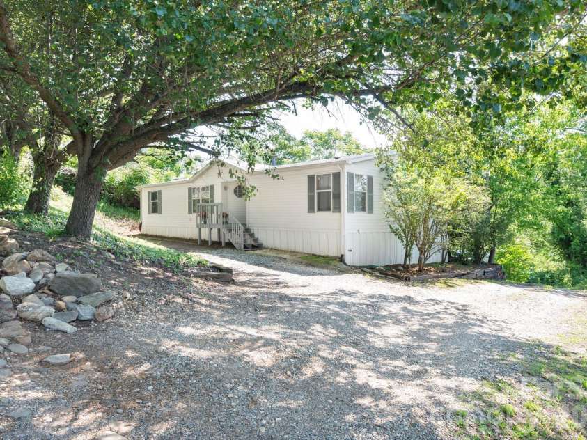 66 Green Oak Road, Asheville, NC 28804.  MLS# CAR4371063, YatesRealty ID 24337. 