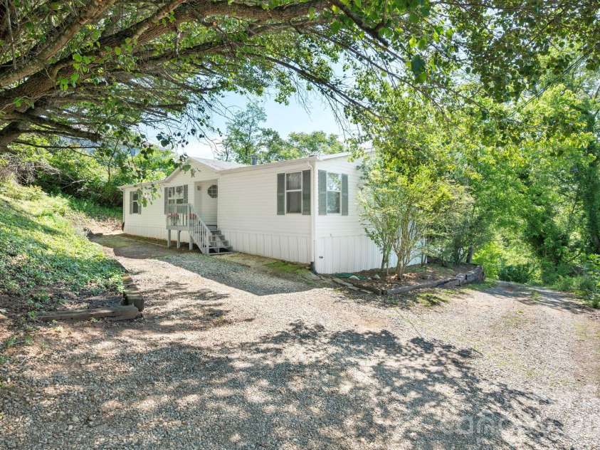66 Green Oak Road, Asheville, NC 28804.  MLS# CAR4371063, YatesRealty ID 24337. 