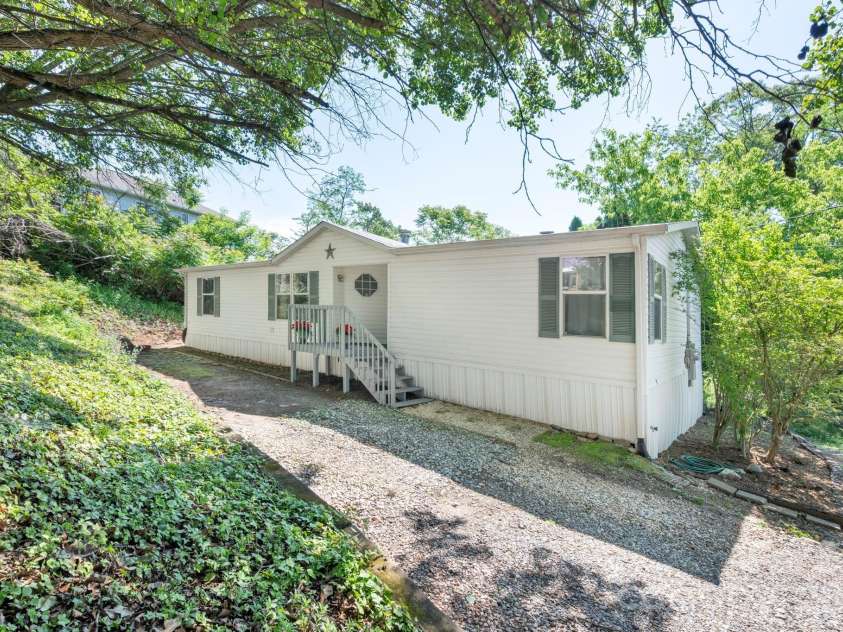 66 Green Oak Road, Asheville, NC 28804.  MLS# CAR4371063, YatesRealty ID 24337. 