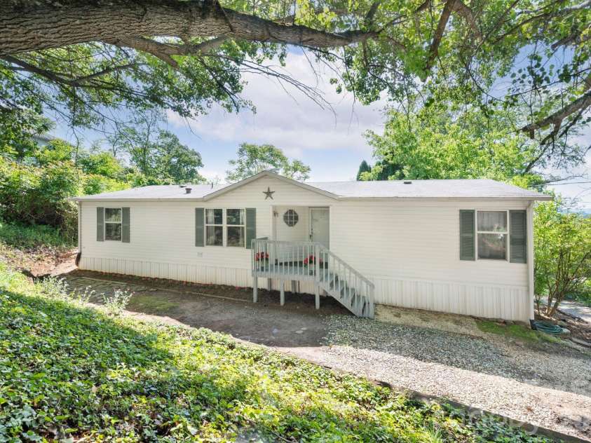 66 Green Oak Road, Asheville, NC 28804.  MLS# CAR4371063, YatesRealty ID 24337. 