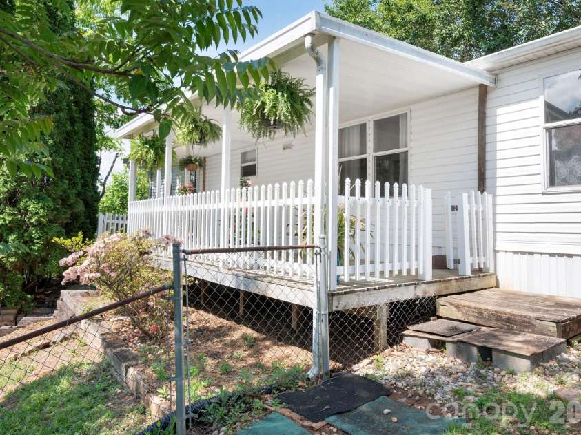 66 Green Oak Road, Asheville, NC 28804.  MLS# CAR4371063, YatesRealty ID 24337. 