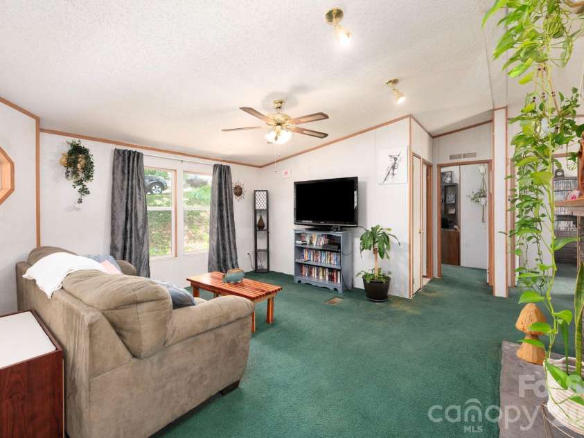 66 Green Oak Road, Asheville, NC 28804.  MLS# CAR4371063, YatesRealty ID 24337. 