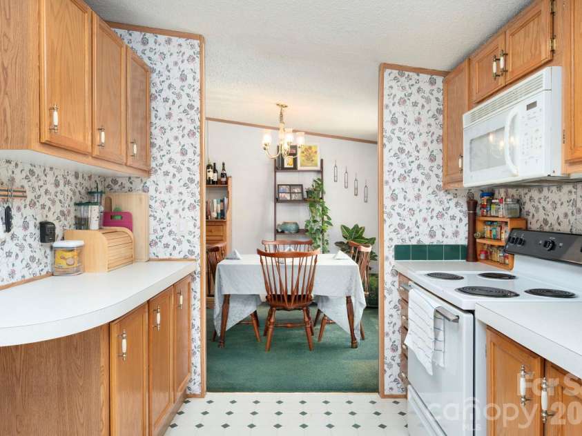 66 Green Oak Road, Asheville, NC 28804.  MLS# CAR4371063, YatesRealty ID 24337. 