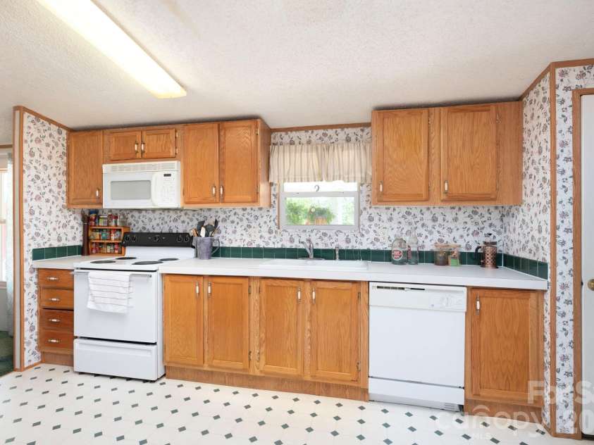 66 Green Oak Road, Asheville, NC 28804.  MLS# CAR4371063, YatesRealty ID 24337. 