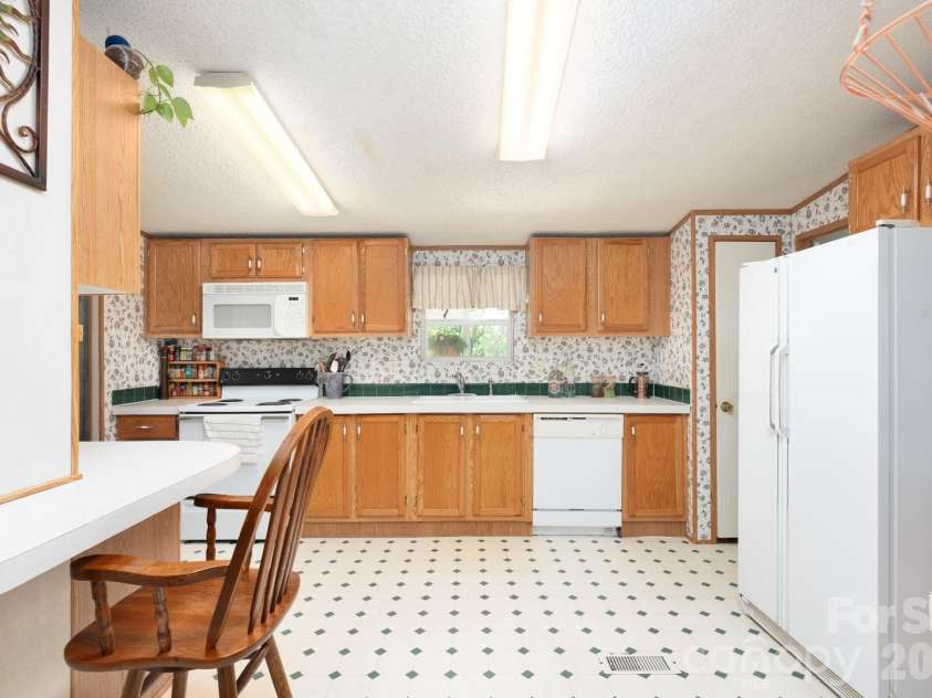 66 Green Oak Road, Asheville, NC 28804.  MLS# CAR4371063, YatesRealty ID 24337. 