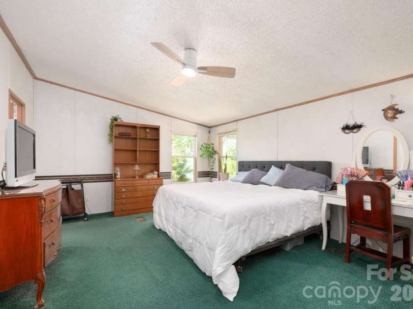 66 Green Oak Road, Asheville, NC 28804.  MLS# CAR4371063, YatesRealty ID 24337. 