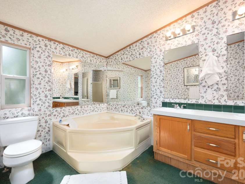 66 Green Oak Road, Asheville, NC 28804.  MLS# CAR4371063, YatesRealty ID 24337. 