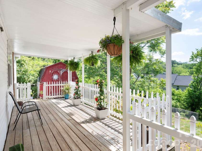 66 Green Oak Road, Asheville, NC 28804.  MLS# CAR4371063, YatesRealty ID 24337. 