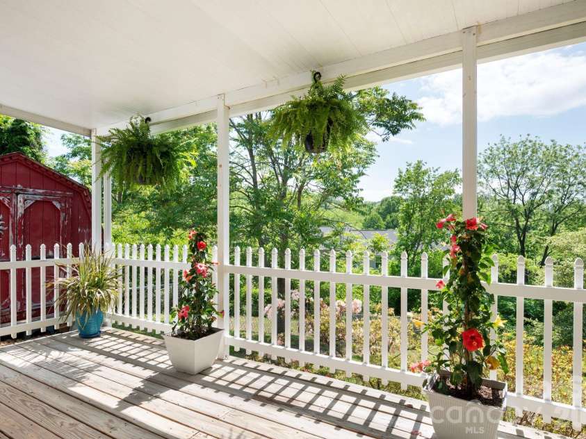 66 Green Oak Road, Asheville, NC 28804.  MLS# CAR4371063, YatesRealty ID 24337. 
