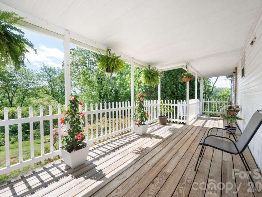 66 Green Oak Road, Asheville, NC 28804.  MLS# CAR4371063, YatesRealty ID 24337. 