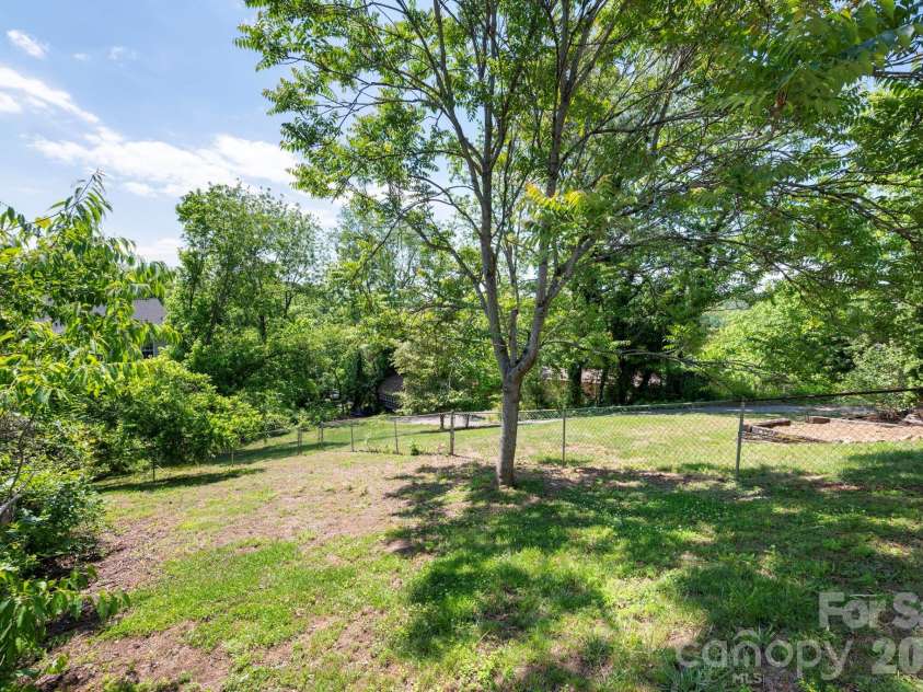 66 Green Oak Road, Asheville, NC 28804.  MLS# CAR4371063, YatesRealty ID 24337. 