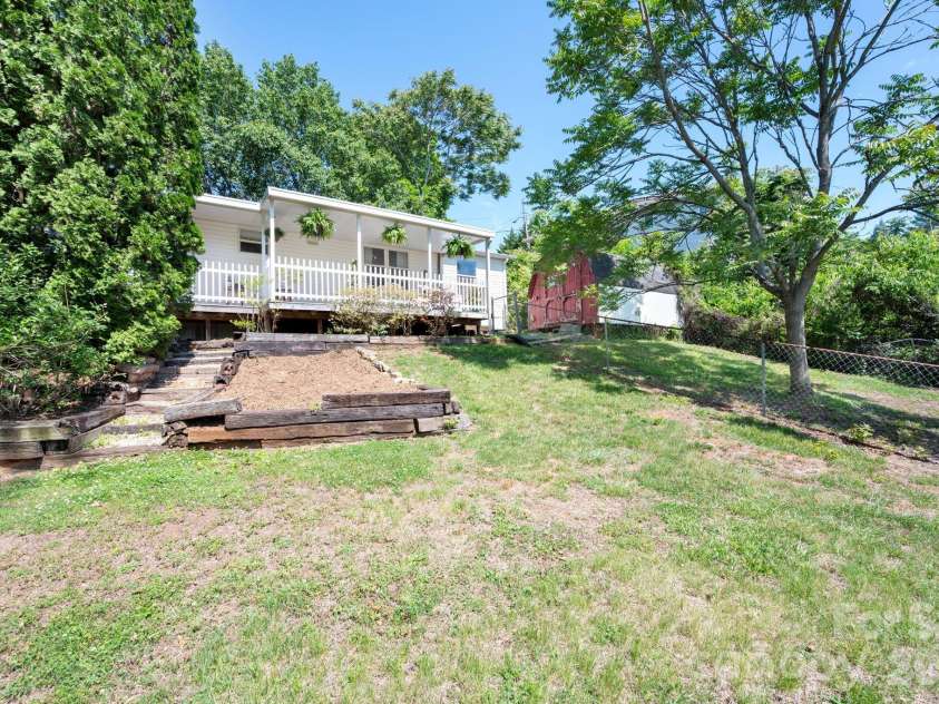 66 Green Oak Road, Asheville, NC 28804.  MLS# CAR4371063, YatesRealty ID 24337. 