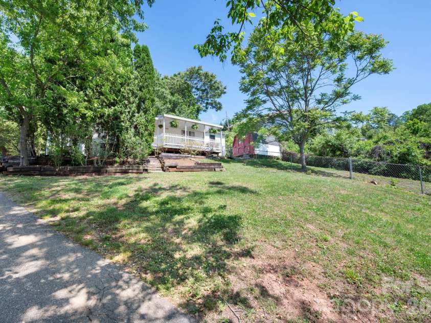 66 Green Oak Road, Asheville, NC 28804.  MLS# CAR4371063, YatesRealty ID 24337. 