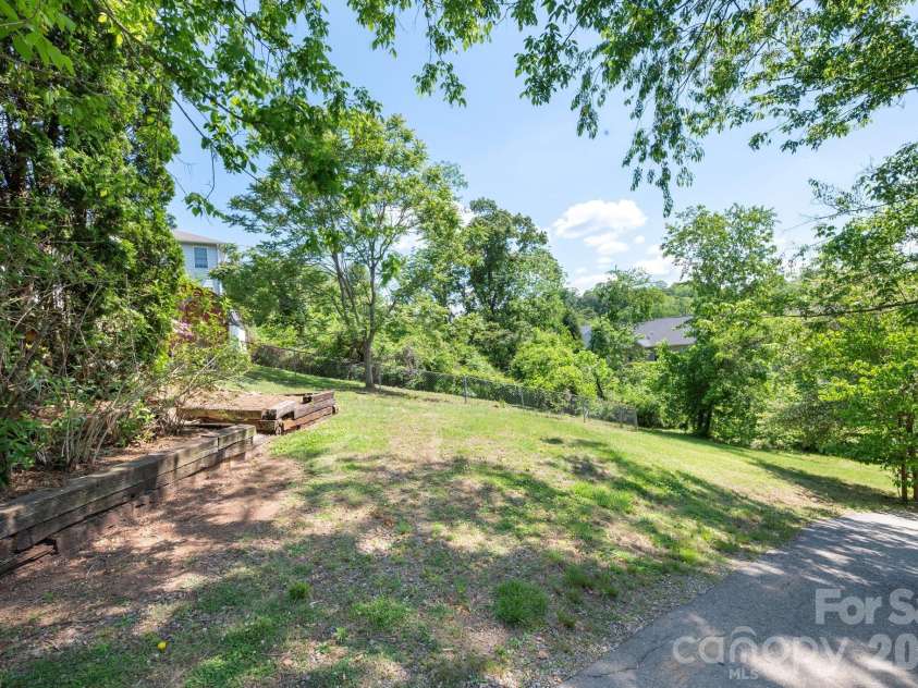 66 Green Oak Road, Asheville, NC 28804.  MLS# CAR4371063, YatesRealty ID 24337. 