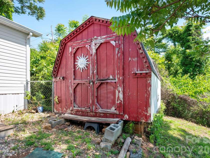 66 Green Oak Road, Asheville, NC 28804.  MLS# CAR4371063, YatesRealty ID 24337. 