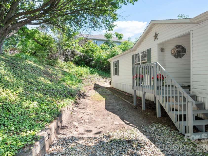 66 Green Oak Road, Asheville, NC 28804.  MLS# CAR4371063, YatesRealty ID 24337. 
