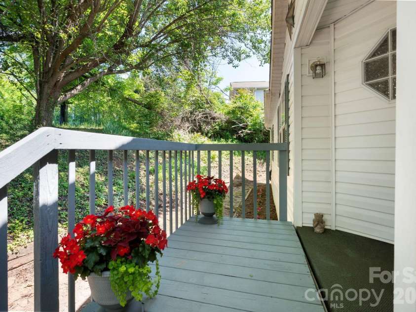 66 Green Oak Road, Asheville, NC 28804.  MLS# CAR4371063, YatesRealty ID 24337. 