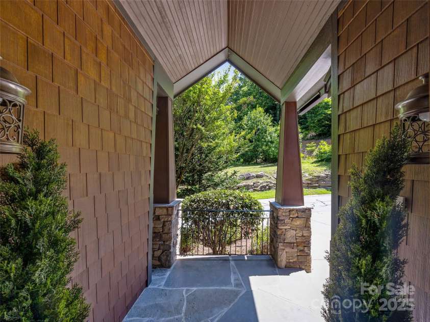 20 Narrows Run Loop, Hendersonville, NC 28791.  MLS# CAR4272969, YatesRealty ID 24338. 