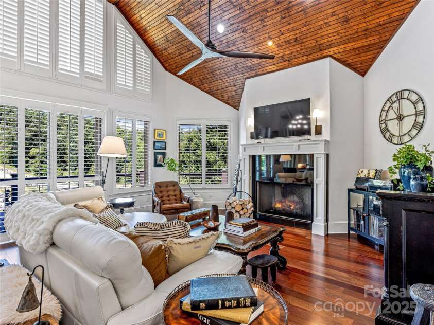 20 Narrows Run Loop, Hendersonville, NC 28791.  MLS# CAR4272969, YatesRealty ID 24338. 
