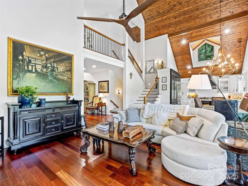 20 Narrows Run Loop, Hendersonville, NC 28791.  MLS# CAR4272969, YatesRealty ID 24338. 