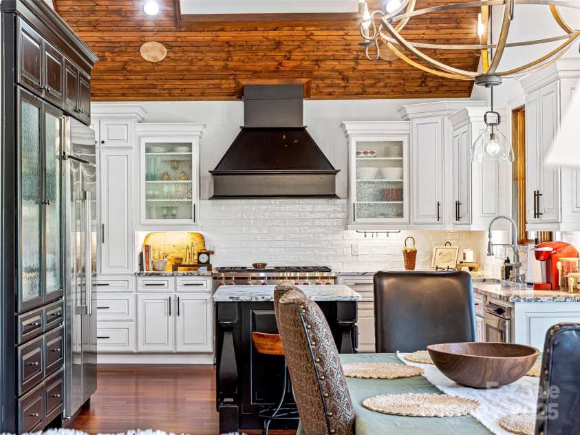 20 Narrows Run Loop, Hendersonville, NC 28791.  MLS# CAR4272969, YatesRealty ID 24338. 