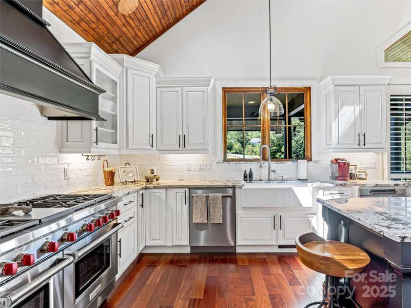 20 Narrows Run Loop, Hendersonville, NC 28791.  MLS# CAR4272969, YatesRealty ID 24338. 