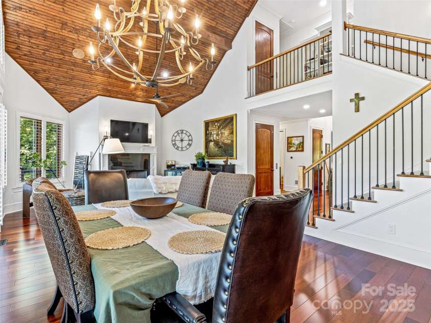 20 Narrows Run Loop, Hendersonville, NC 28791.  MLS# CAR4272969, YatesRealty ID 24338. 