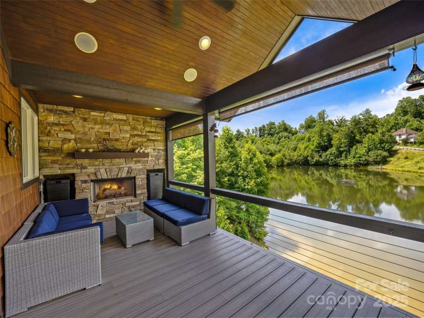 20 Narrows Run Loop, Hendersonville, NC 28791.  MLS# CAR4272969, YatesRealty ID 24338. 