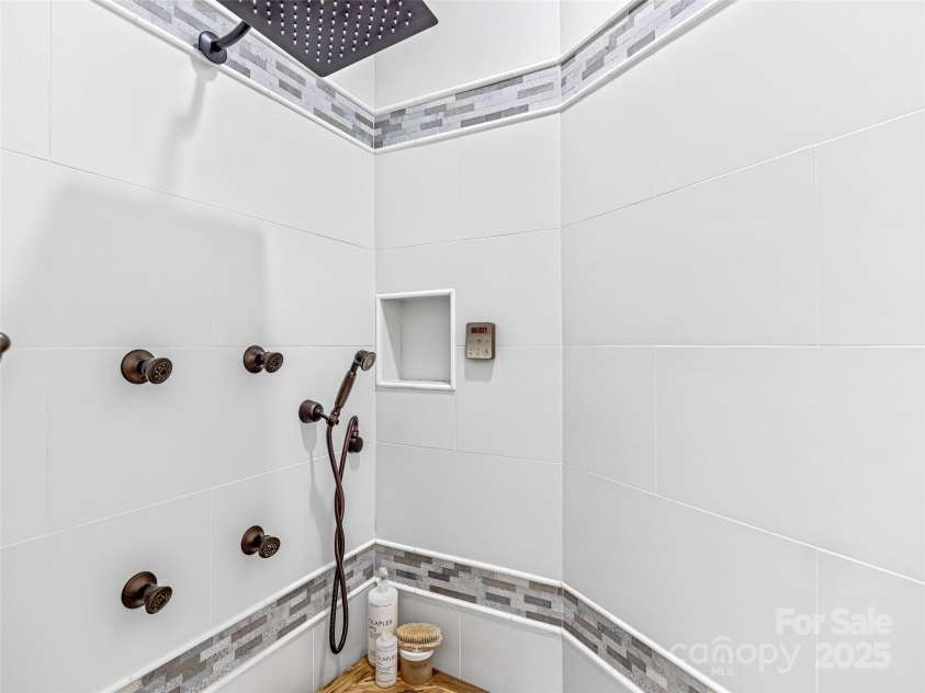 20 Narrows Run Loop, Hendersonville, NC 28791.  MLS# CAR4272969, YatesRealty ID 24338. 