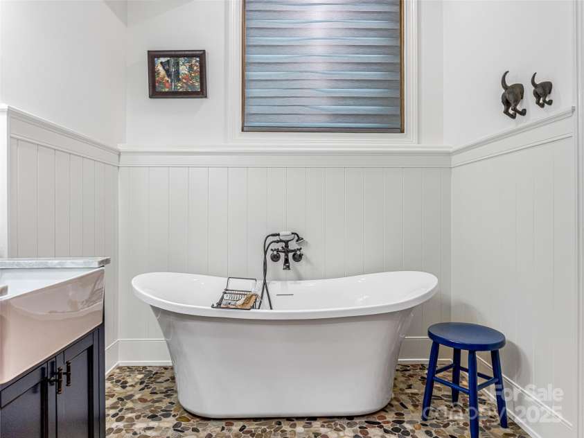 20 Narrows Run Loop, Hendersonville, NC 28791.  MLS# CAR4272969, YatesRealty ID 24338. 