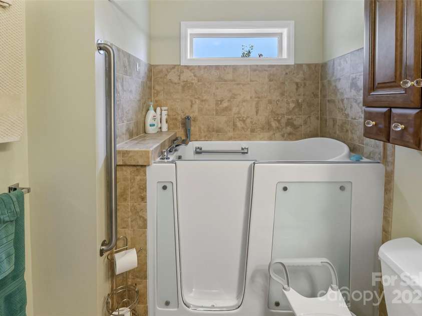 862 Asbury Road, Candler, NC 28715.  MLS# CAR4275719, YatesRealty ID 24339. Deep bathtub