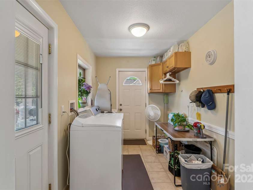 862 Asbury Road, Candler, NC 28715.  MLS# CAR4275719, YatesRealty ID 24339. Laundry Room / Mud room