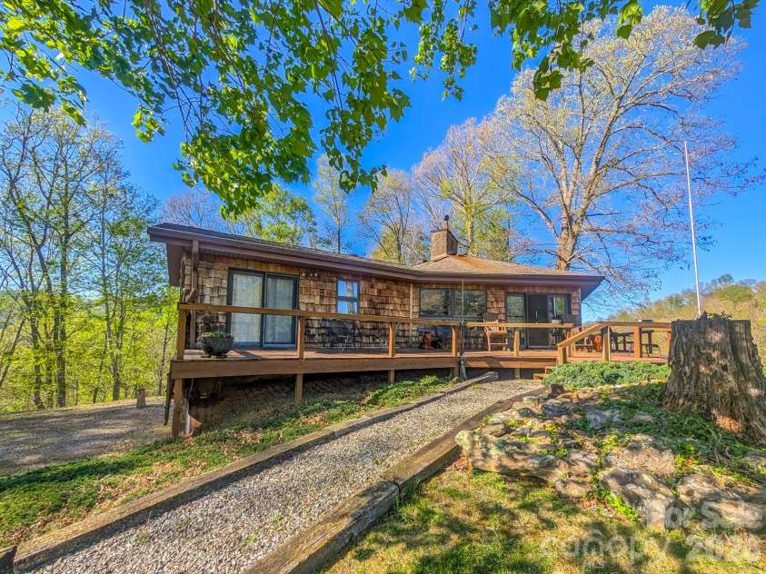572 Pleasant Valley Road, Burnsville, NC 28714.  MLS# CAR4368614, YatesRealty ID 24340. 