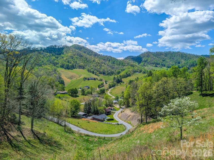 572 Pleasant Valley Road, Burnsville, NC 28714.  MLS# CAR4368614, YatesRealty ID 24340. 