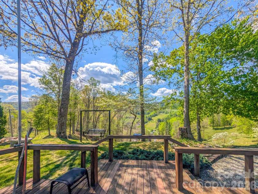 572 Pleasant Valley Road, Burnsville, NC 28714.  MLS# CAR4368614, YatesRealty ID 24340. 